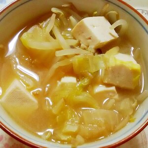 豆腐、白菜、もやしのお味噌汁